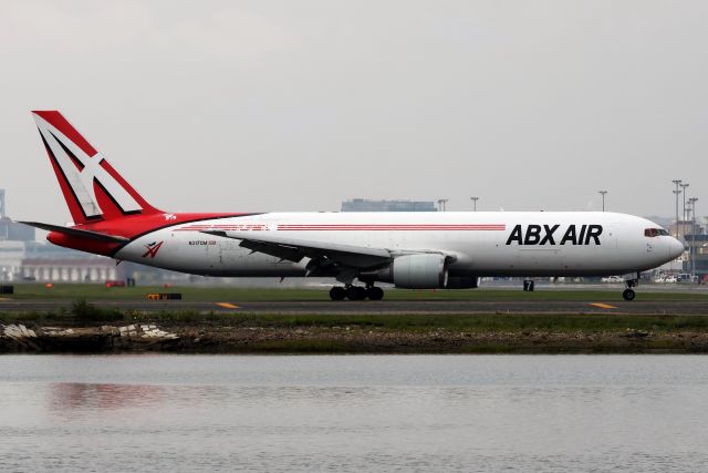 BOEING 767-300 (N317CM)