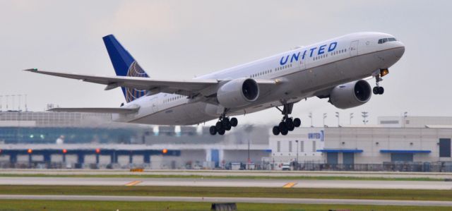 Boeing 777-200 (N785UA)