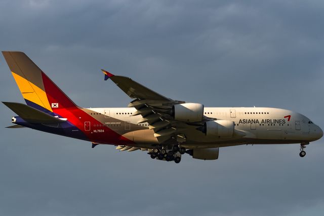 Airbus A380-800 (HL7634) - evening arrival with sun from behind