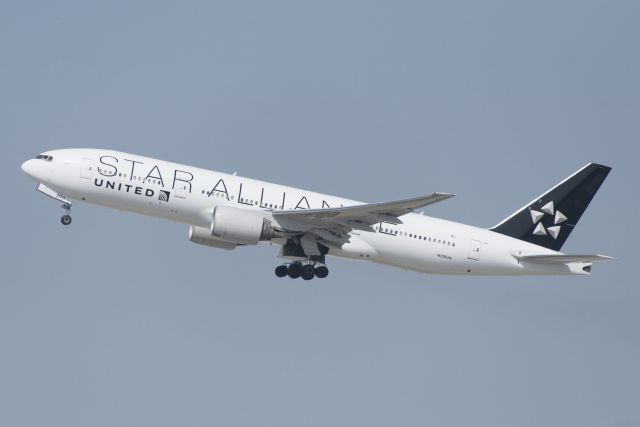 Boeing 777-200 (N218UA) - N218UA  Boeing  B777-222  Star Alliance  UAL  KLAX  20130304