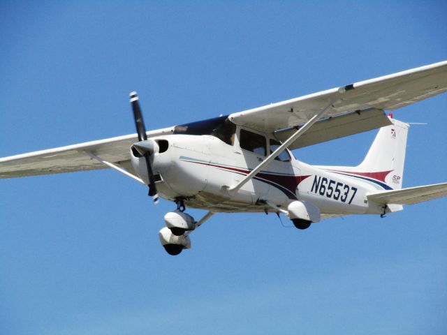 Cessna Skyhawk (N65537) - Landing RWY 24