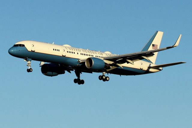 09-0015 — - Air Force One inbound to runway 35   8/28/20