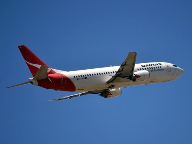 BOEING 737-400 (VH-TJU) - Getting airborne off runway 23 - Monday 19th Dec. 2011