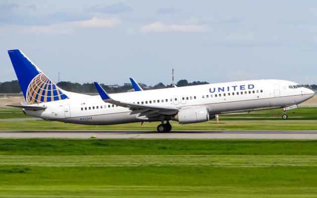 Boeing 737-800 (N33262)