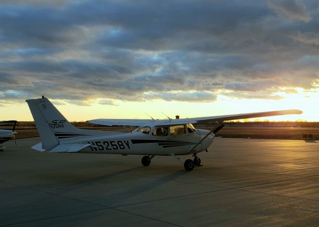 Cessna Skyhawk (N5258Y) - finally, a sunset shot