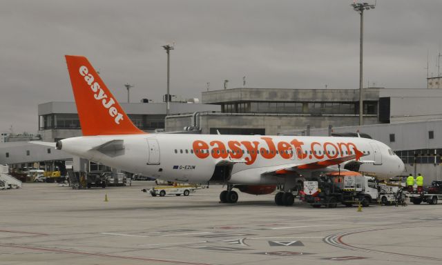 Airbus A320 (G-EZUM) - EasyJet Airbus A320-214 G-EZUM in Madrid Barajas