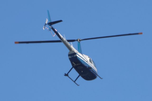Robinson R-44 (C-GAHE) - C-GAHE Robinson R-44 Raven Survolant la ville de Lavaltrie QC. Le 11-09-2024 à 09:33.