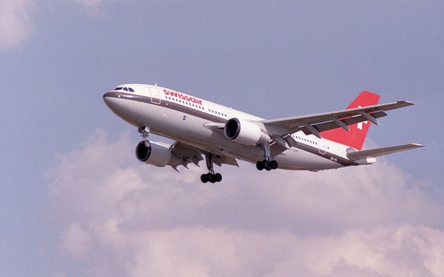 Airbus A310 (HB-IPA) - Date 19/09/88 c/n 224