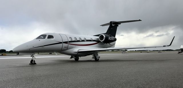 Embraer Phenom 300 (N125DT)