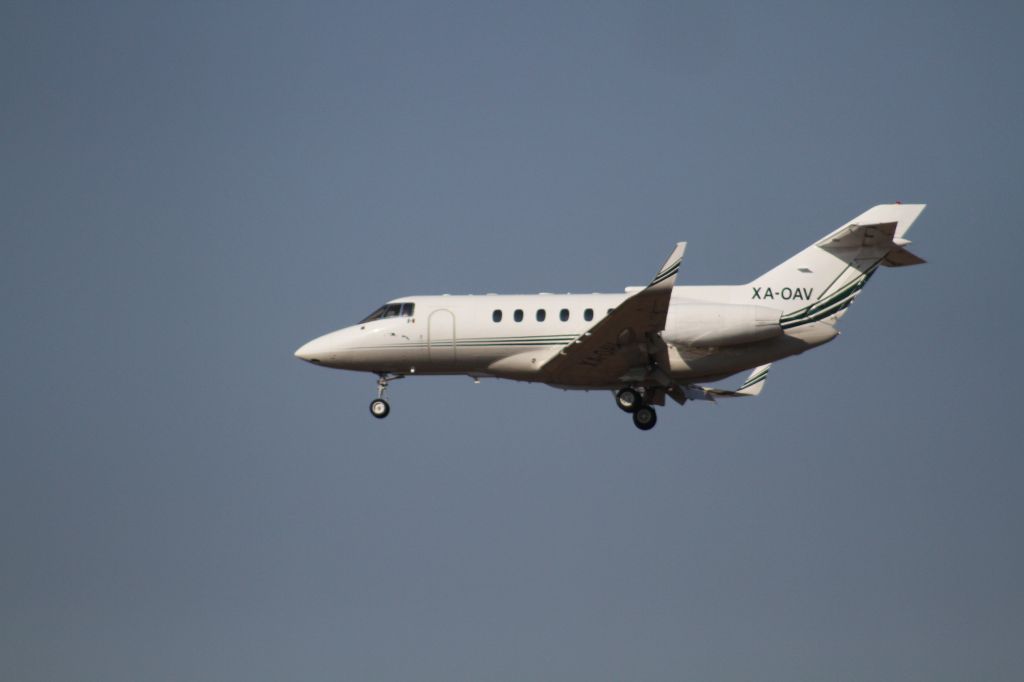 Hawker 800 (XA-AOV) - FINAL APPROACH 27 MMTJ