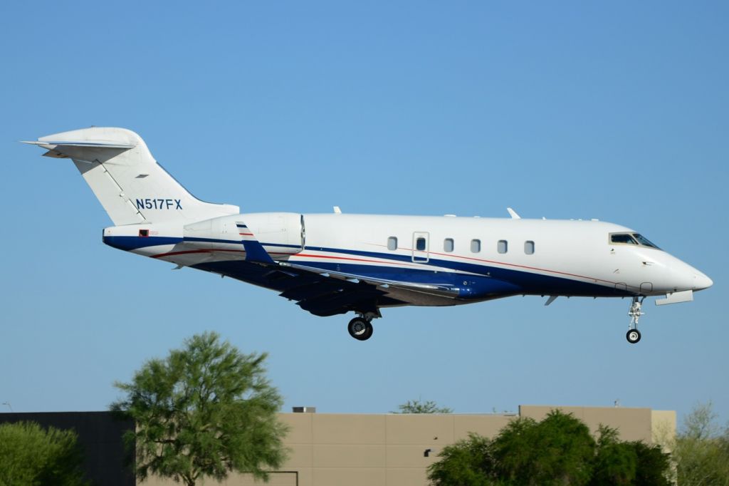 Bombardier Challenger 300 (BJS517)
