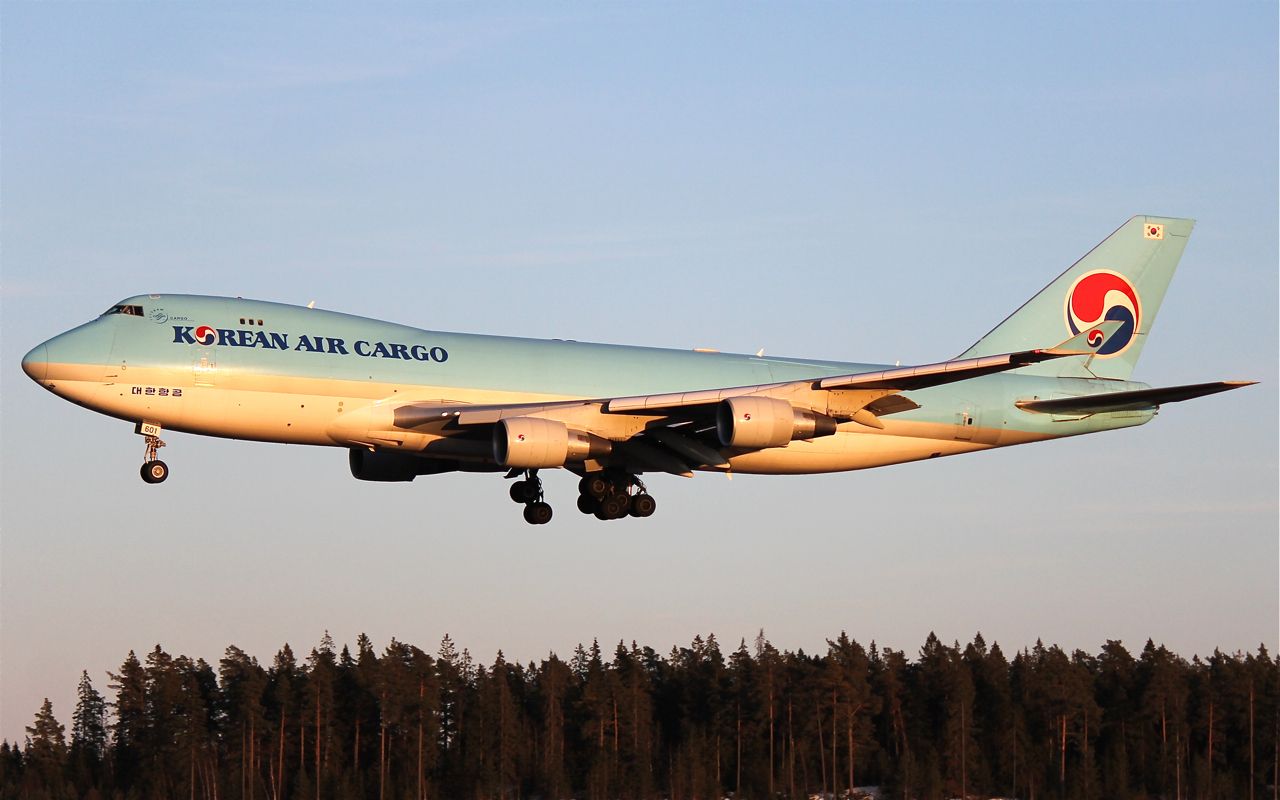 Boeing 747-400 (HL7601) - Landing on rwy 01L.