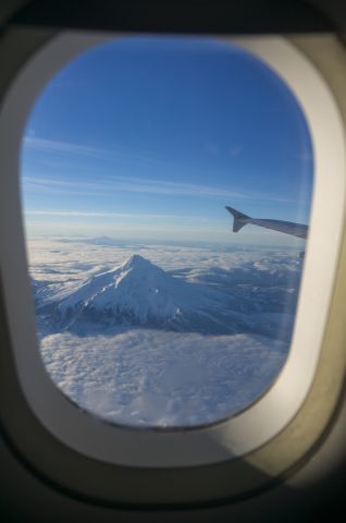 — — - Mt Hood on approach to KPDX