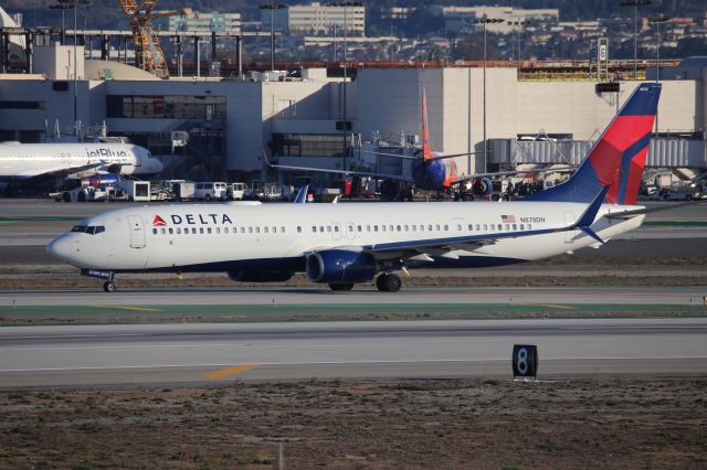 Boeing 737-900 (N878DN)