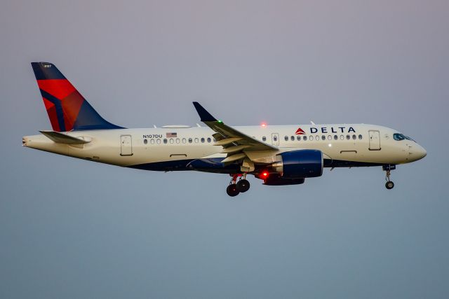 Airbus A220-100 (N107DU)