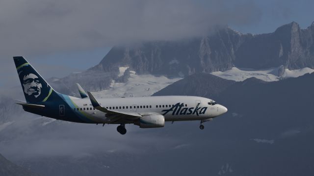 Boeing 737-700 (N622AS) - On approach to Juneau