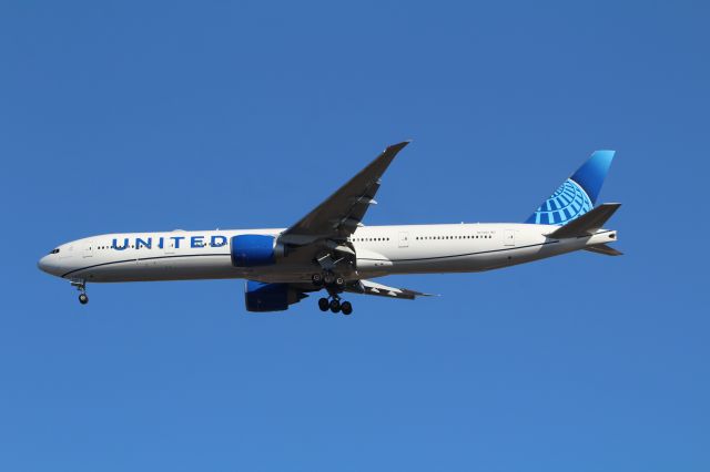 BOEING 777-300ER (N2749U)