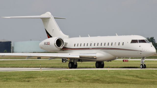 Bombardier Global Express (N143QS) - EJA143 taxiing to 27 for departure to Phoenix. br /br /N143QS is a 2012 Bombardier Global 6000, SN 9499, owned/operated by NetJets. 7/24/23.