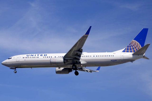 Boeing 737-900 (N57439) - United Boeing 737-924ER N57439 at LAX on September 21, 2012. first flew as N1786B on July 25, 2009. Its construction number is 33534. It was delivered to Continental on August 10, 2009 and merged into the United fleet on November 10, 2011.