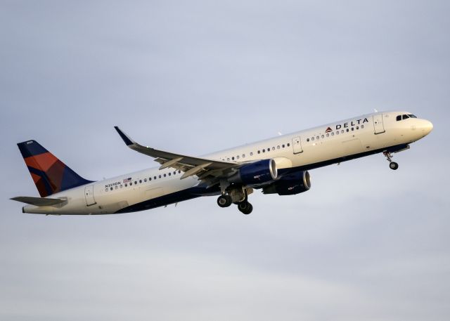 Airbus A321 (N359DN)