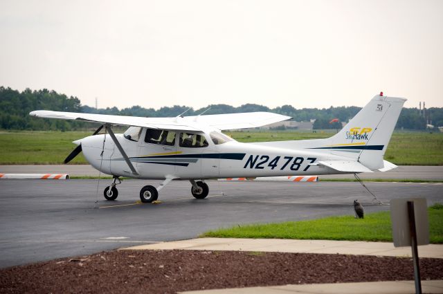 Cessna Skyhawk (N24787) - N24787  CESSNA 172S  Opus Aircraft  KESN  20110807