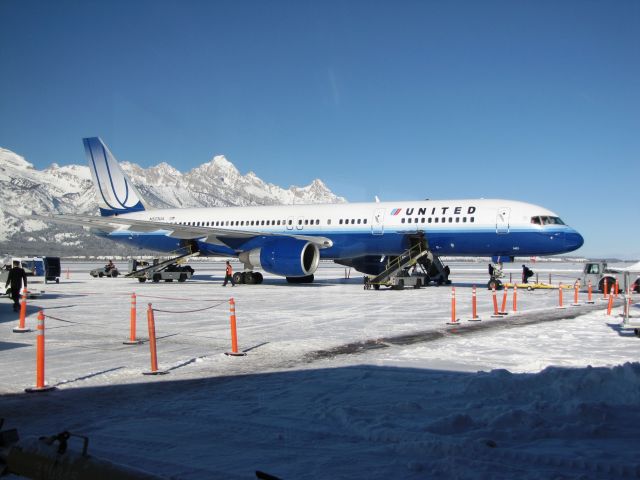 Boeing 757-200 (N523UA)