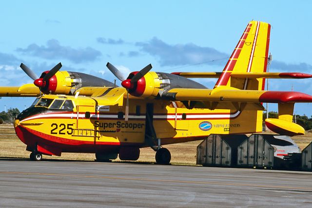 CD-TXD — - CANADAIR CL-215-1A10 CL-215L - REG : C-FTXD (CN 1007) - ADELAIDE INTERNATIONAL AIRPORT SA. AUSTRALIA - YPAD (31/3/1997)