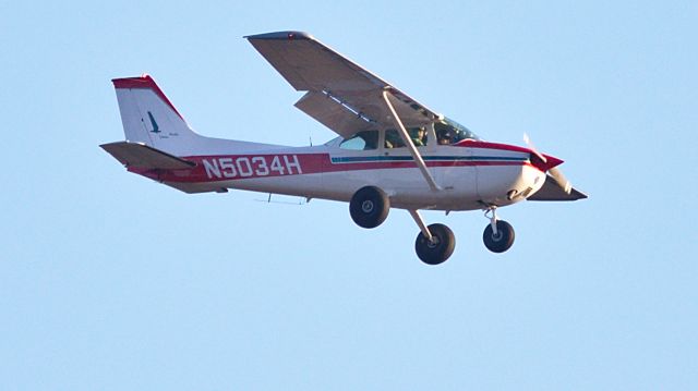 Cessna Skyhawk (N5034H) - Beautiful day for flying - landing at Juneau