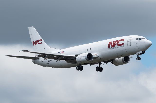 BOEING 737-400 (N401YK)