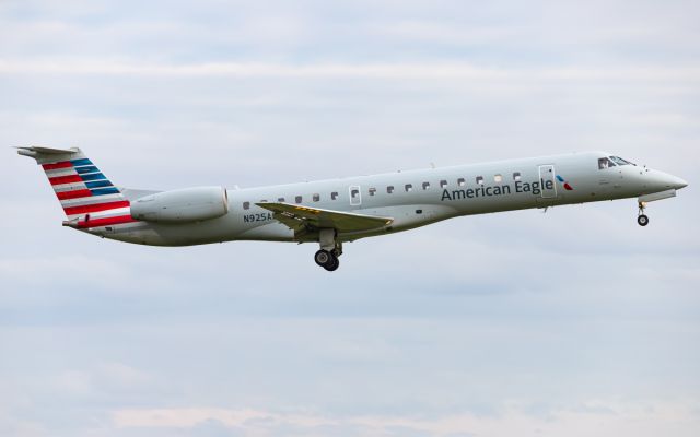 Embraer ERJ-145 (N925AE)