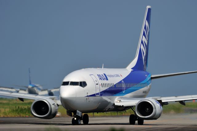 Boeing 737-500 (JA301K) - and JA744A(B772)(ANA)