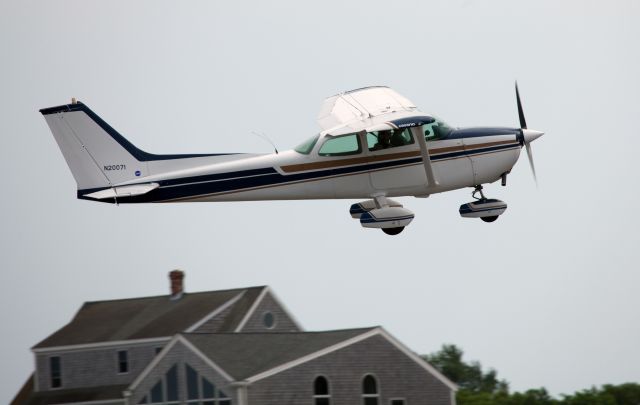 Cessna Skyhawk (N20071) - Take off RW28.