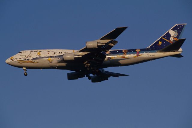 Boeing 747-400 (domestic, no winglets) (JA8961) - Final Approach to Tokyo-Haneda Intl Airport Rwy16L on 1996/11/16 " Skiing Snoopy c/s "