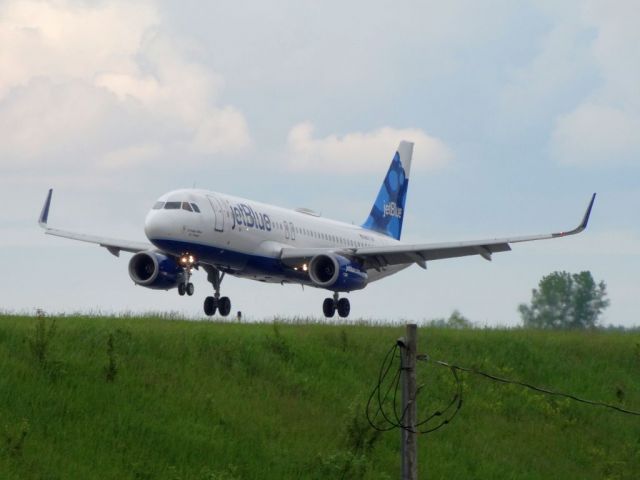 Airbus A320 (N827JB)