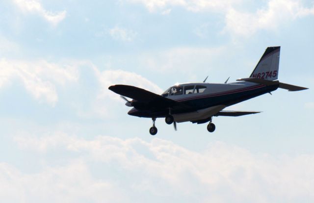 Piper Apache (N62745) - Final Approach Runway 18