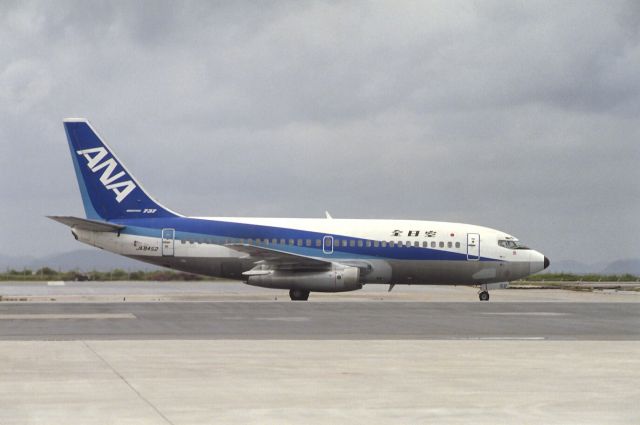 Boeing 737-200 (JA8452) - Taxing at Okinawa-Naha Intl Airport on 1988/03/20