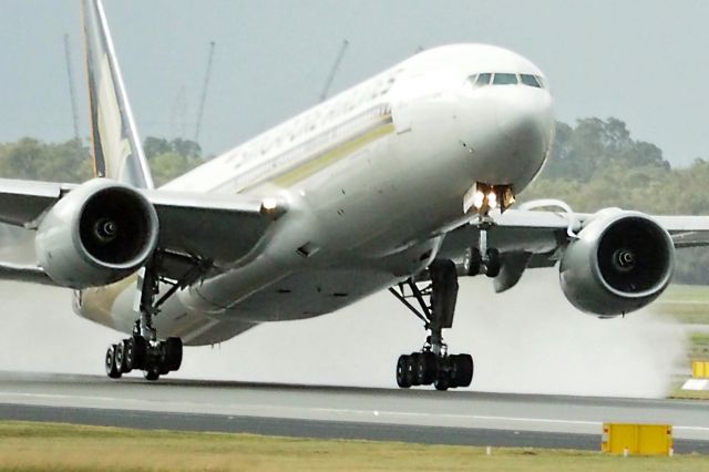 Boeing 777-200 (9V-SVJ) - Boeing 777-212(ER) Singapore Airlines 9V-SVJ YPPH 300617