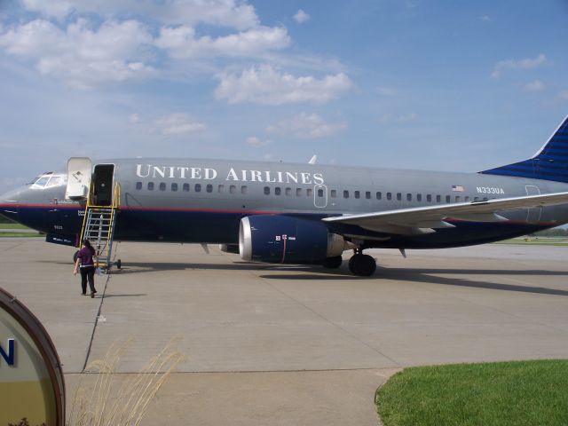 BOEING 737-300 (N333UA)