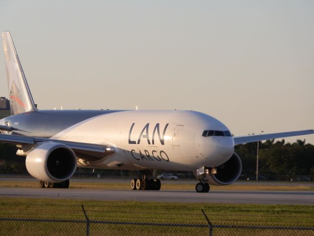 BOEING 777-200LR (N774LA)