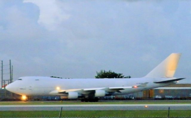 Boeing 747-400 (N445MC)