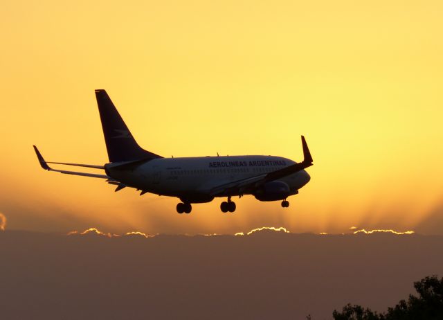 Boeing 737-700 (LV-CAD) - hermoso crepúsculo en la final de pista 29