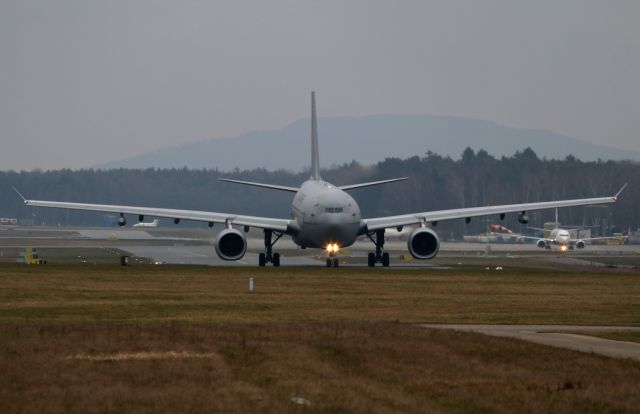Airbus A330-200 (ZZ-332)