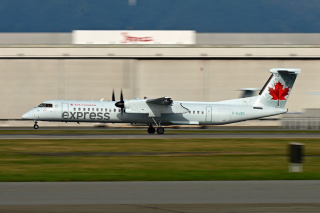 de Havilland Dash 8-400 (C-GJZG)