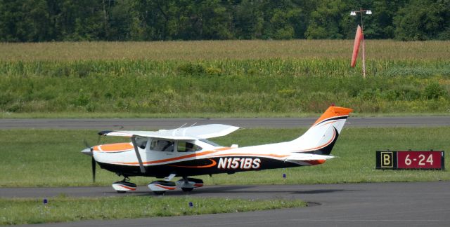 Cessna Skylane (N151BS) - Tavxiing for a departure is this 2001 Cessna 182S Skylane in the Summer of 2023.