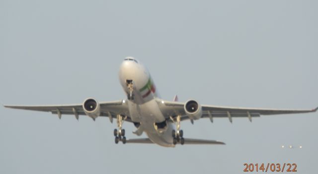 Airbus A330-200 (CS-TOM)