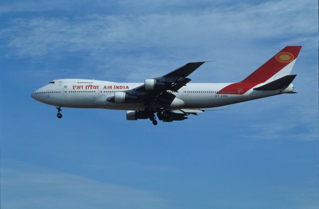 Boeing 747-200 (VT-EBN) - Final Approach to Narita Intl Airport Rwy34 on 1991/01/05