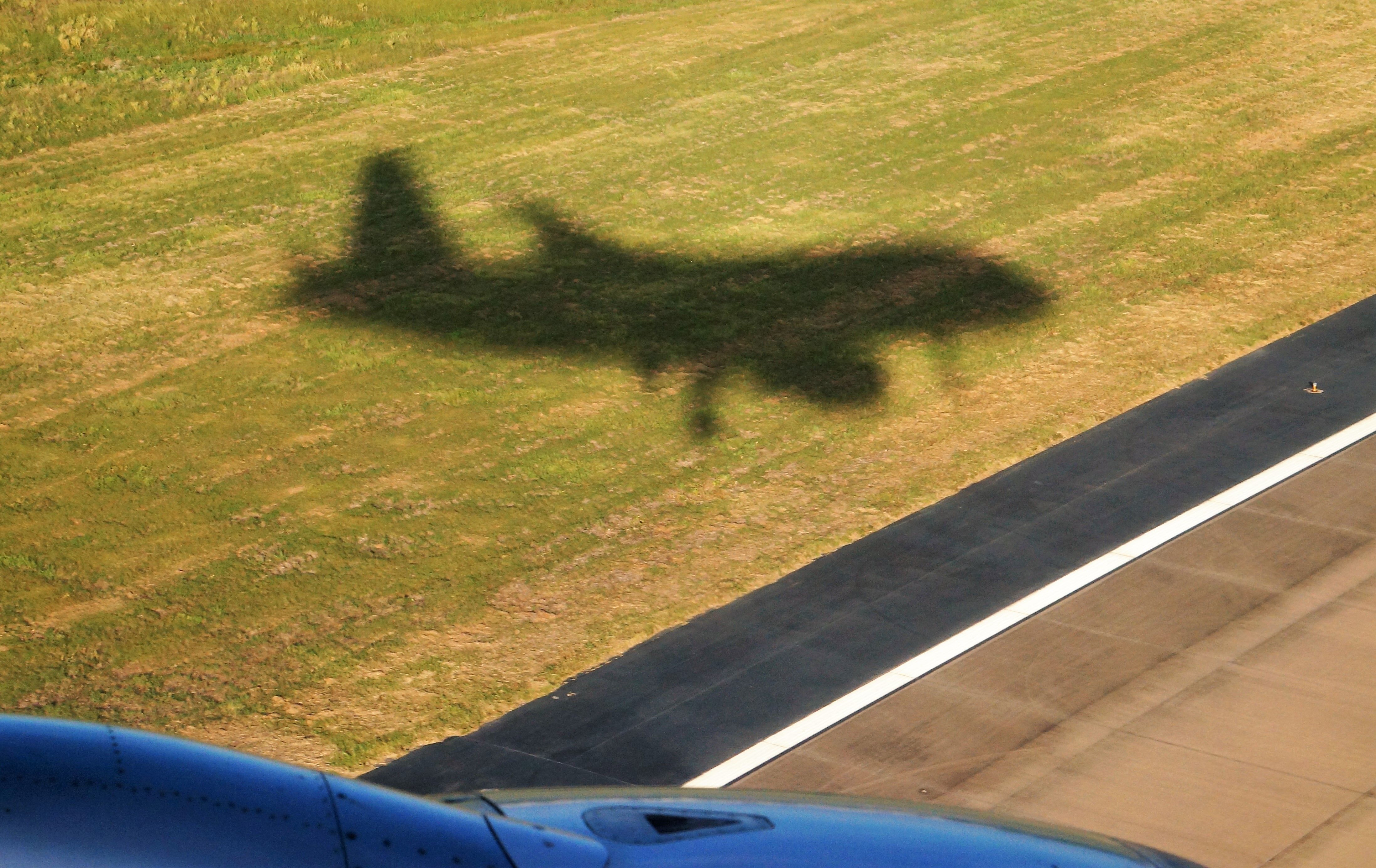 Airbus A319 (N751UW)