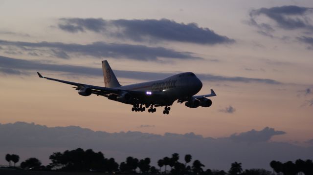 Boeing 747-400 (LX-UCV)