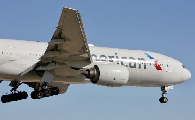 Boeing 777-200 (N752AN)