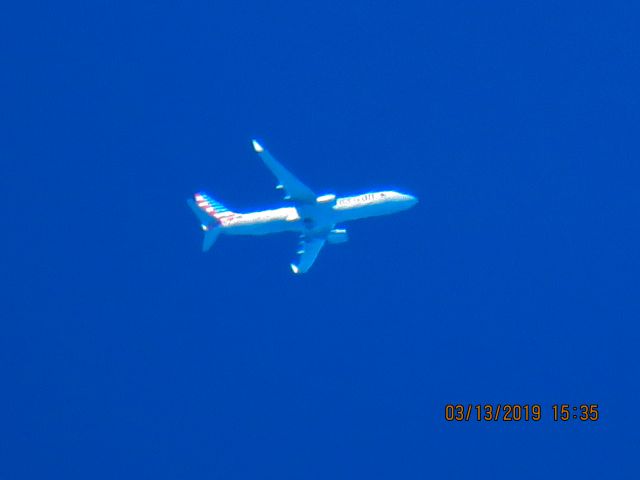 Boeing 737-800 (N976NN)